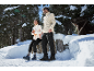 Homme et femme en vêtements et chaussures d'hiver dans une forêt enneigée.