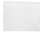 Une couette blanche avec un motif brodé.
