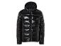Une veste d'hiver noire brillante avec une capuche.