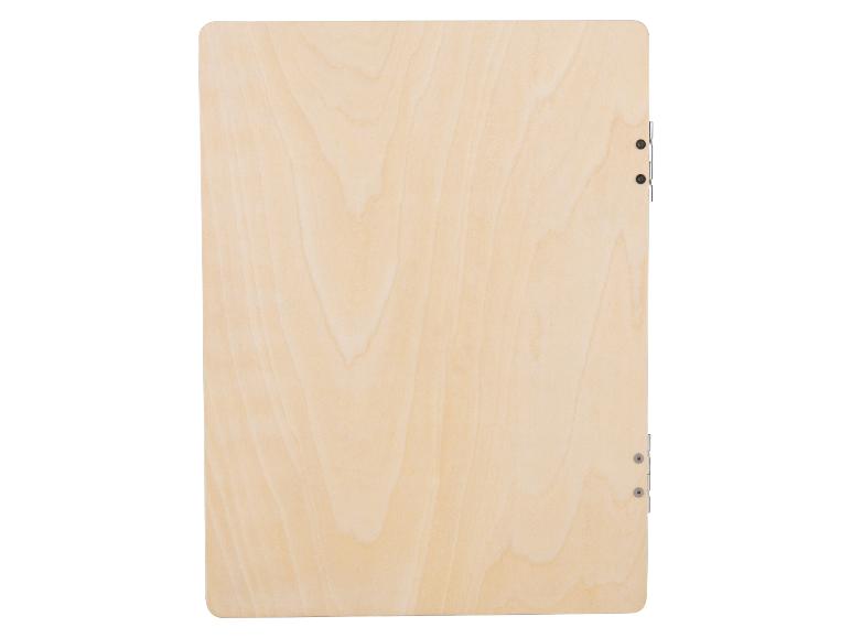 Une planche à découper en bois avec un grain visible.