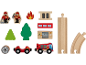 Ensemble de jouets en bois de caserne de pompiers avec camion de pompiers, pompiers, arbres et rails.