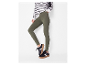Un mannequin porte un legging vert olive et des baskets noires.