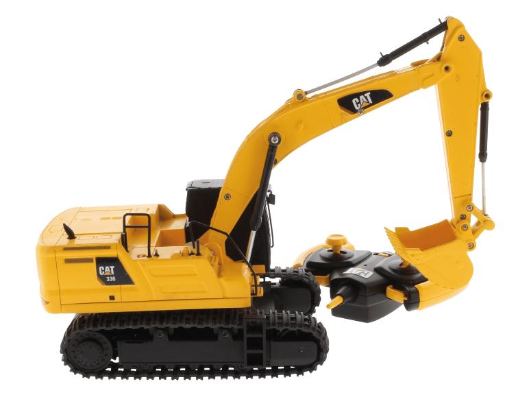 Pelle CAT 336 jaune avec télécommande, sur fond blanc.
