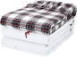 Pile de draps en flanelle: un à carreaux rouges et blancs, deux blancs avec nœuds et flocons.