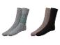 Deux paires de chaussettes, une avec un motif, l'autre en gris et noir.