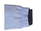 Gros plan d'une manche de veste avec poignet élastique et doublure polaire.
