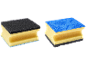 Deux éponges de nettoyage multicouches, une avec un tampon à récurer noir et une avec un dessus bleu à motifs.