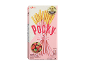 Bâtonnets de biscuits roses saveur fraise avec l'inscription « POCKY » et des fraises.