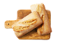 Deux baguettes ciabatta fraîches sur une planche à découper en bois.