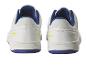 Paire de baskets blanches avec des accents bleus.