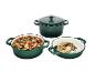 Trois casseroles en fonte vert foncé avec de la nourriture.