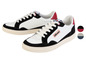 Des baskets Ellesse blanches et noires avec des détails rouges.