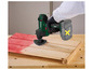 Un outil multifonction Parkside X20V Team est utilisé pour poncer du bois.