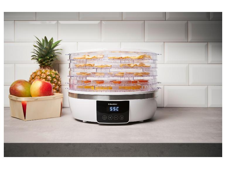 Déshydrateur alimentaire SilverCrest avec des fruits sur les plateaux.