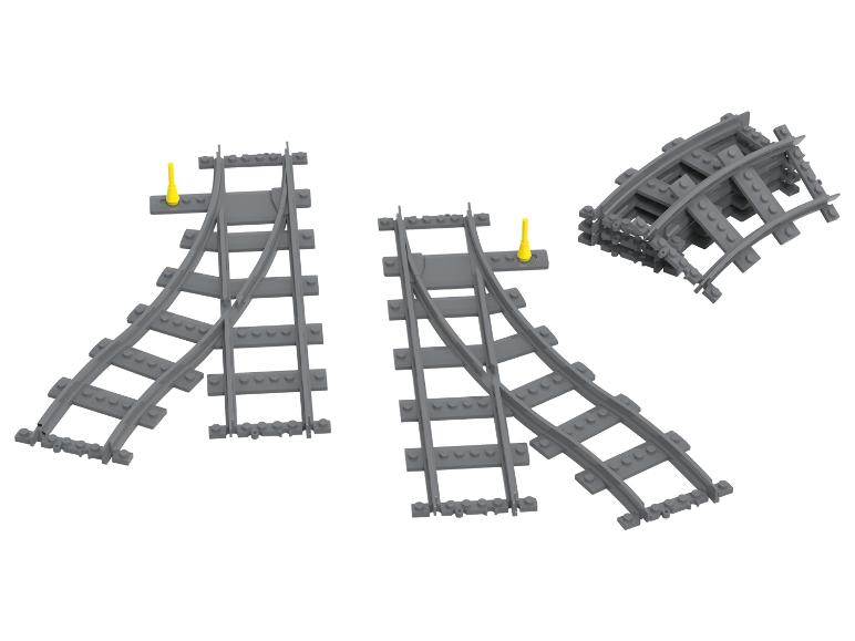 Ensemble de rails de train LEGO avec des courbes et des aiguillages.
