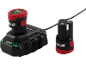 Chargeur de batterie et deux batteries 12V pour outils électriques, une en charge.