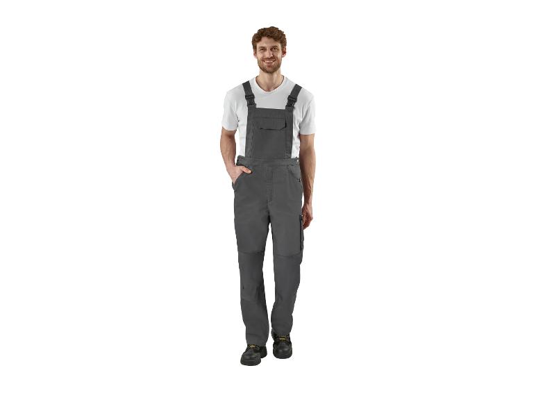 Homme en salopette grise et T-shirt blanc