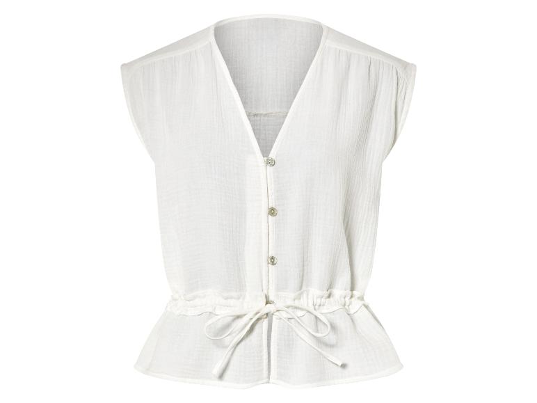 Chemisier blanc boutonné, style bohème, coupe ample.