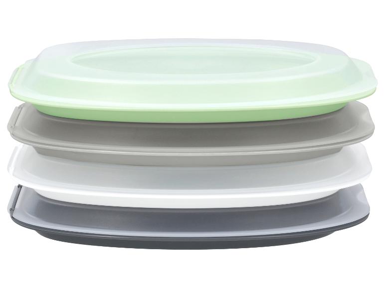 Pile de boîtes alimentaires rectangulaires en plastique avec couvercles verts, gris et blancs.