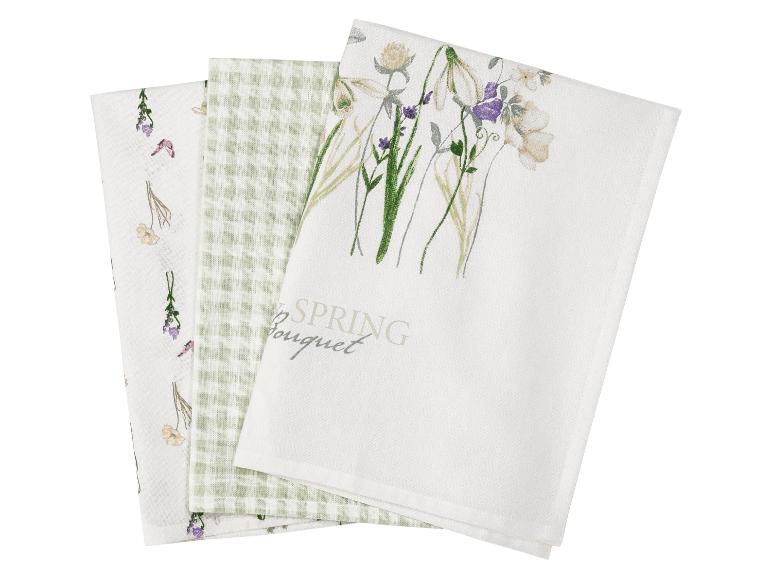 Trois torchons : un avec imprimé floral et texte « SPRING Bouquet », un à carreaux verts et un avec des fleurs éparses.