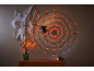 Décoration d'Halloween avec toile d'araignée lumineuse, fausses toiles et citrouilles décoratives.