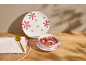 Service de table hivernal avec flocons de neige, comprenant une assiette, un bol de muesli et une soucoupe.