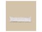 Long oreiller avec un motif floral blanc sur fond beige.