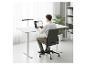 Homme travaillant sur un ordinateur portable à un bureau réglable blanc avec une chaise de bureau.