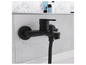 Un robinet de salle de bain noir avec une douchette extractible.