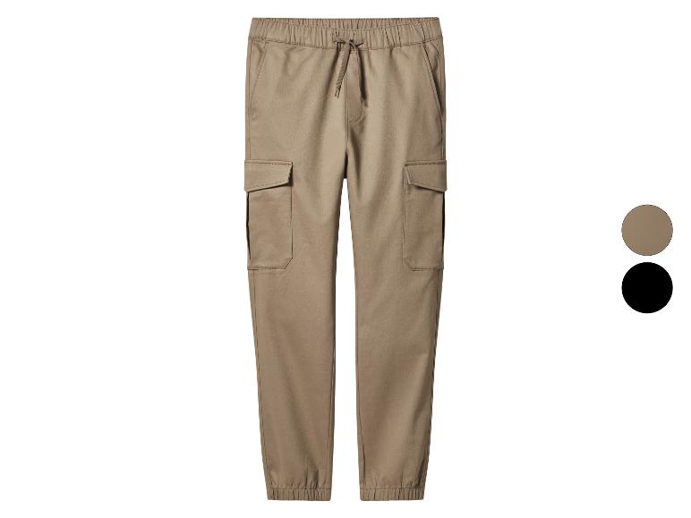 Pantalon cargo beige avec cordon de serrage, poches latérales et chevilles élastiques.
