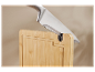 Couteau de cuisine dans une planche à découper en bambou.