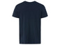 Un t-shirt bleu marine à manches courtes.