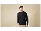 Un homme portant un sweat-shirt noir à manches longues.