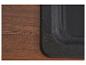 Gros plan d'une surface en bois brun foncé et d'un bord noir texturé.