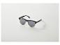 Lunettes de soleil noires avec verres gris et monture dorée sur fond blanc.