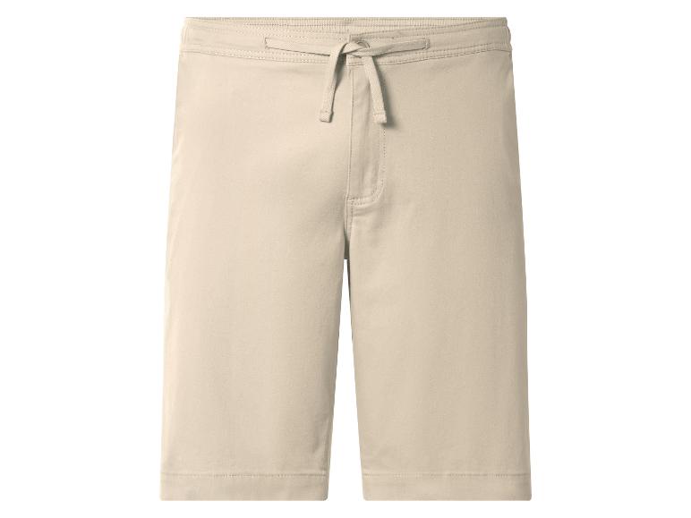 Shorts beiges avec cordon de serrage à la taille.