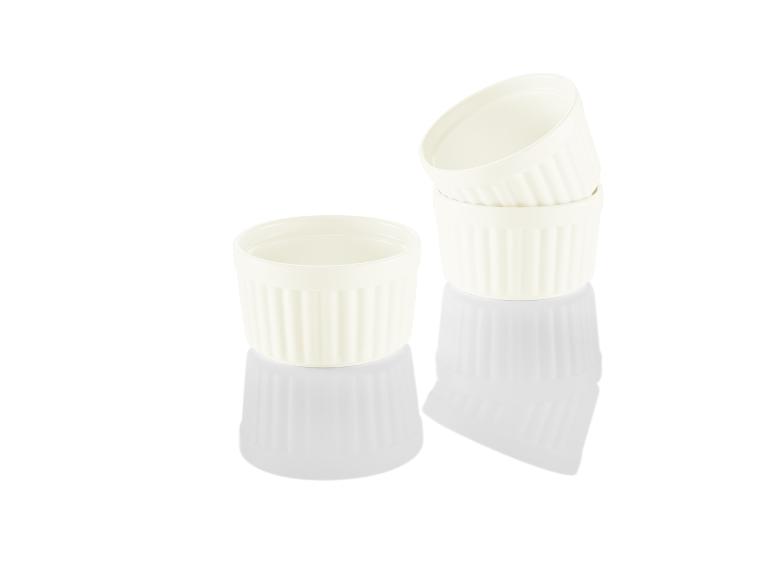 Trois moules en céramique blancs pour portions individuelles.