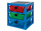 Un rangement bleu à trois tiroirs pour les briques LEGO.