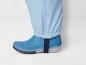 Bottes de pluie bleues avec un élastique en haut.