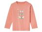 Un t-shirt rose à manches longues avec un motif de papillon.