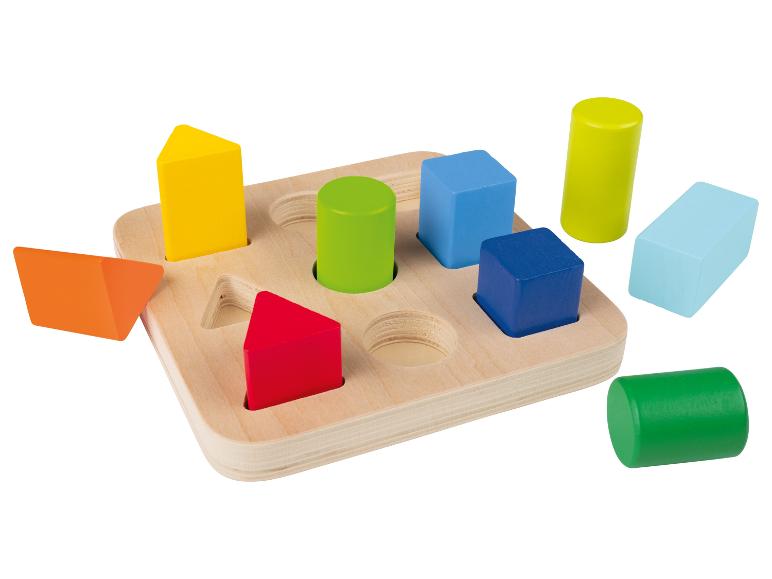 Jouet éducatif en bois avec des blocs colorés en forme de carrés, de rectangles et de cylindres.