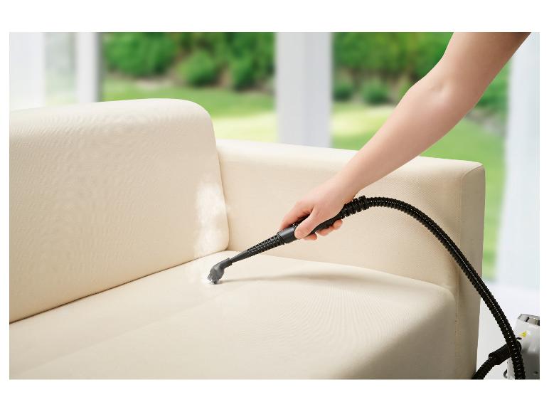 Nettoyage d'un canapé avec un nettoyeur vapeur.