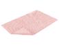 Tapis de bain rose texturé.