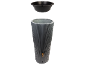Réservoir d'eau de pluie gris avec robinet et bassin noir séparé.