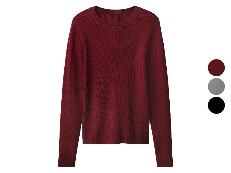 Un pull en maille côtelée à manches longues de couleur bordeaux intense, avec options de couleur.