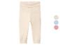 Pantalon bébé beige clair à texture côtelée avec trois échantillons de couleur : beige, bleu et rose.
