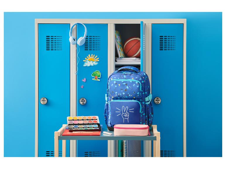 Sac à dos scolaire bleu CRELANDO® devant des casiers avec des fournitures scolaires.