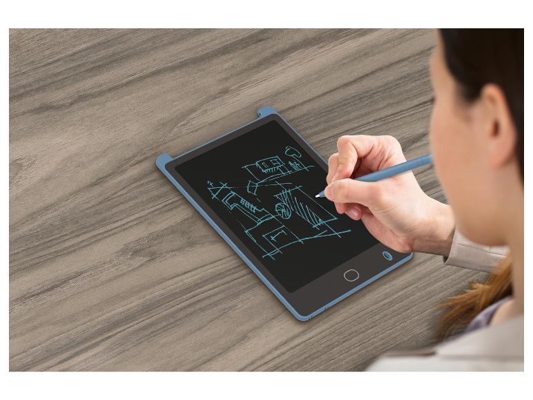 Une femme dessine sur une tablette numérique avec un stylet.