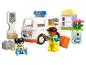 Ambulance jouet, deux figurines et blocs de construction dont une maison et un feu de signalisation.