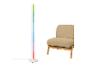 Lampadaire LED coloré à côté d'un fauteuil beige.